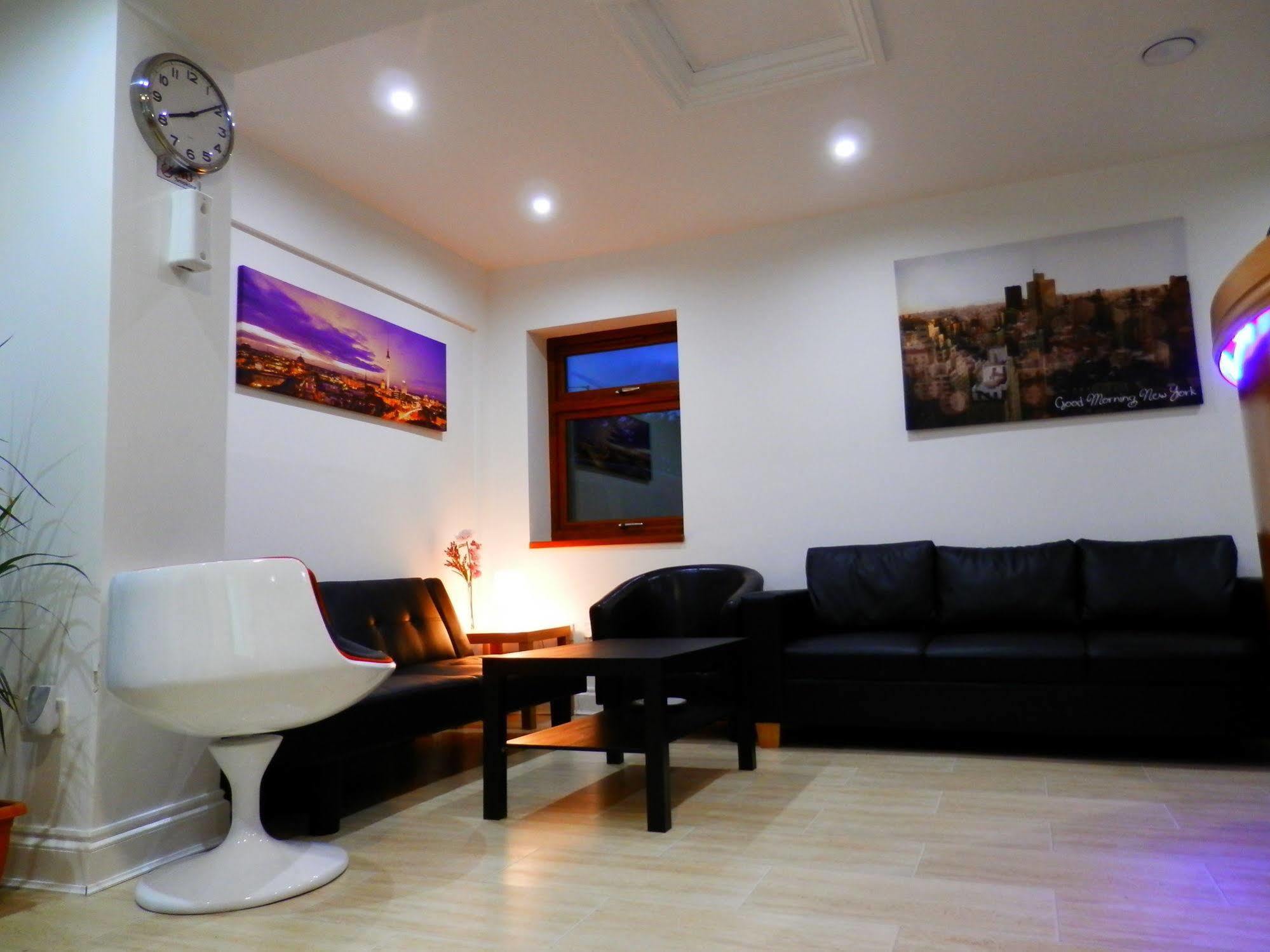 Heathrow Travellers Hub Bed & Breakfast Hounslow Ngoại thất bức ảnh