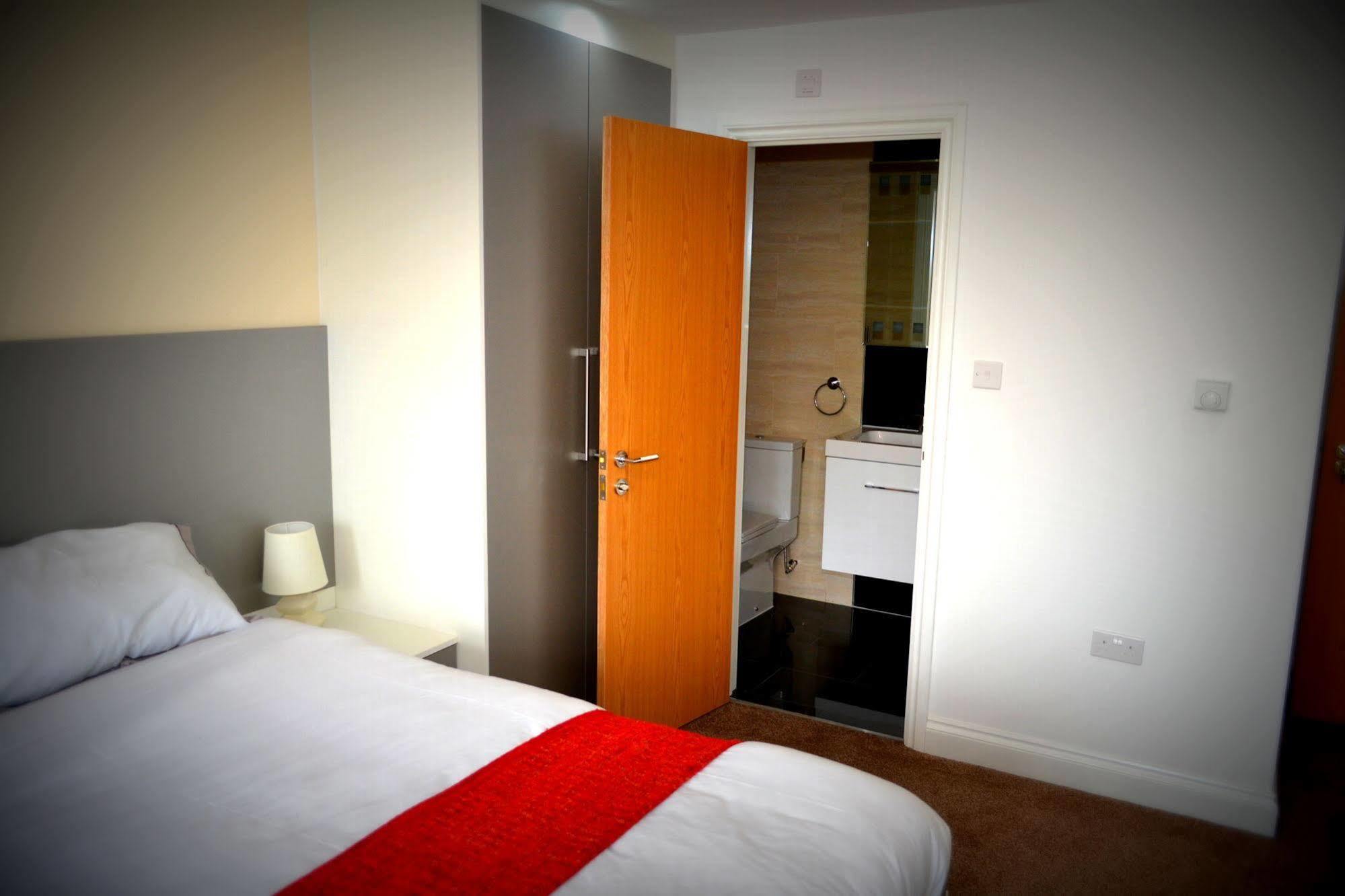 Heathrow Travellers Hub Bed & Breakfast Hounslow Ngoại thất bức ảnh