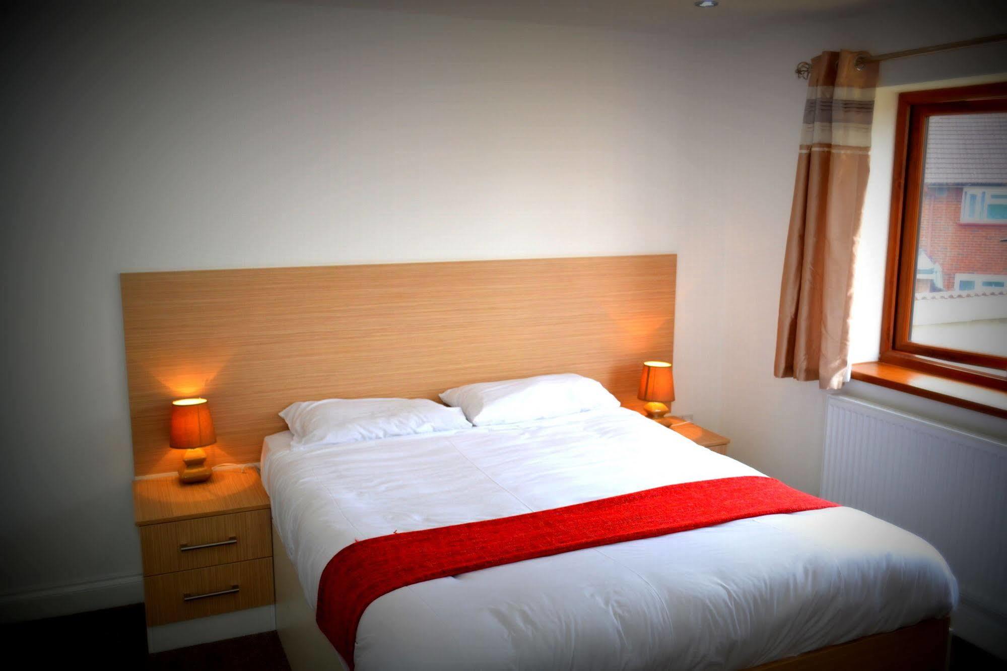 Heathrow Travellers Hub Bed & Breakfast Hounslow Ngoại thất bức ảnh