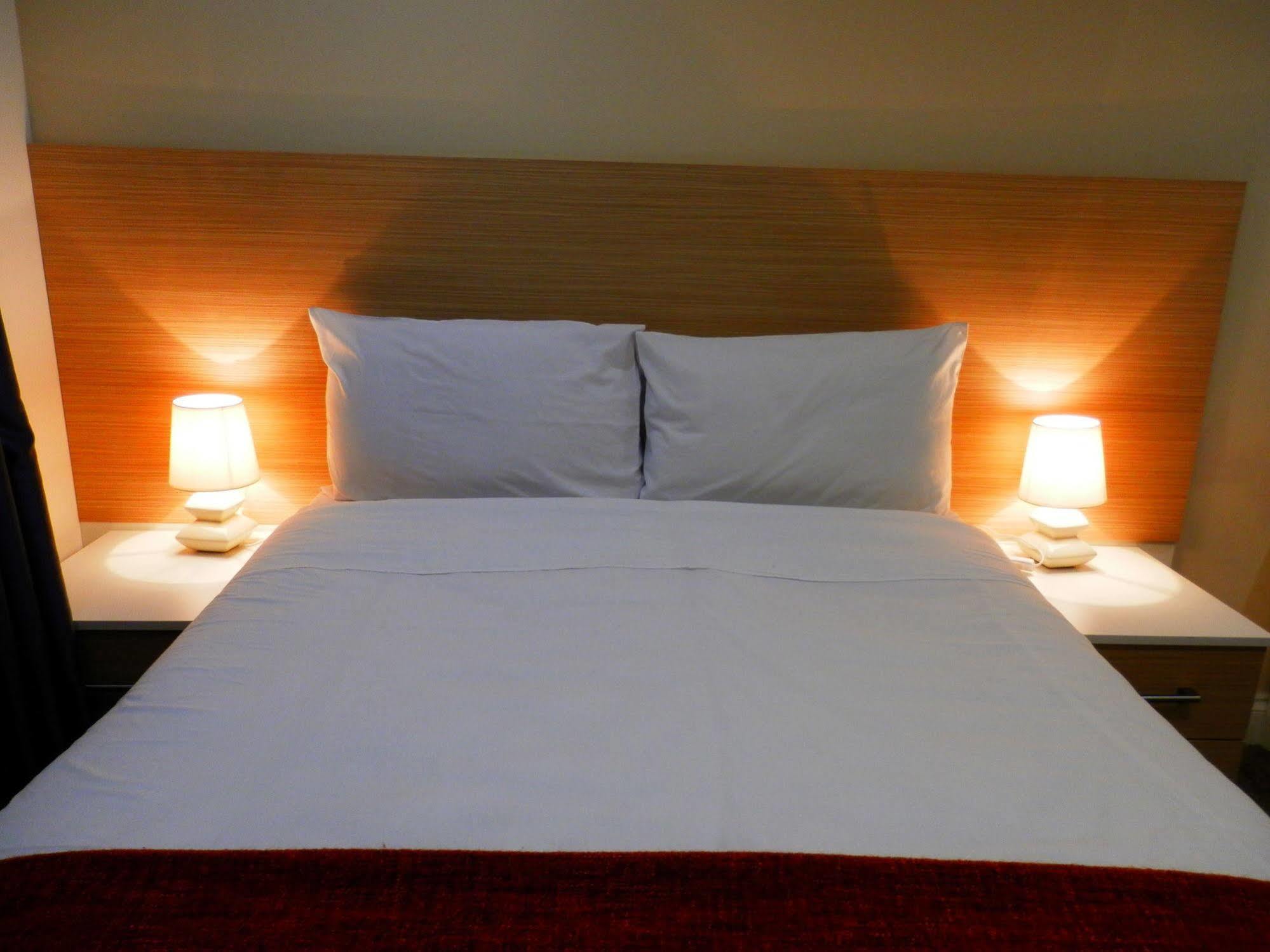 Heathrow Travellers Hub Bed & Breakfast Hounslow Ngoại thất bức ảnh
