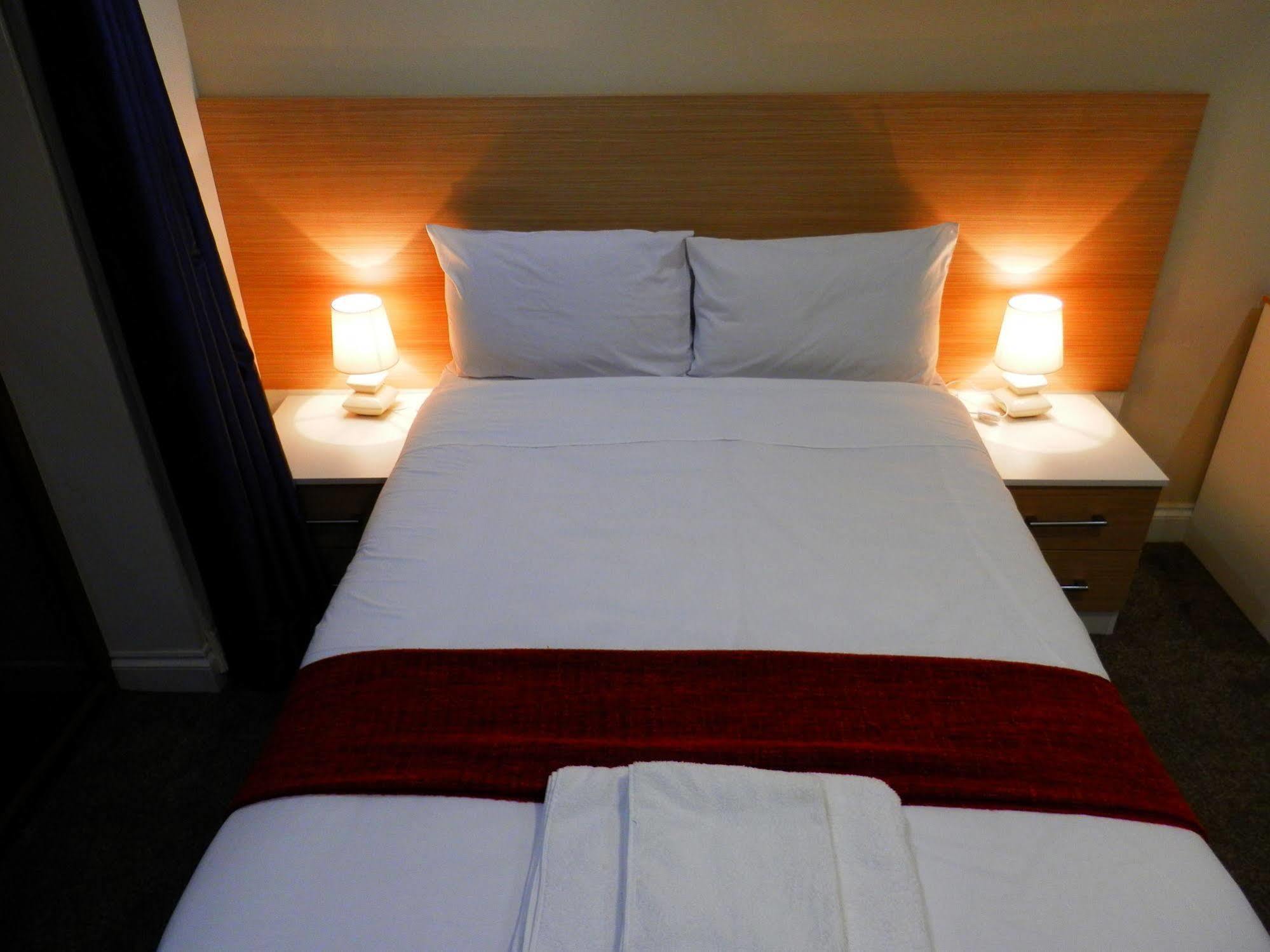 Heathrow Travellers Hub Bed & Breakfast Hounslow Ngoại thất bức ảnh