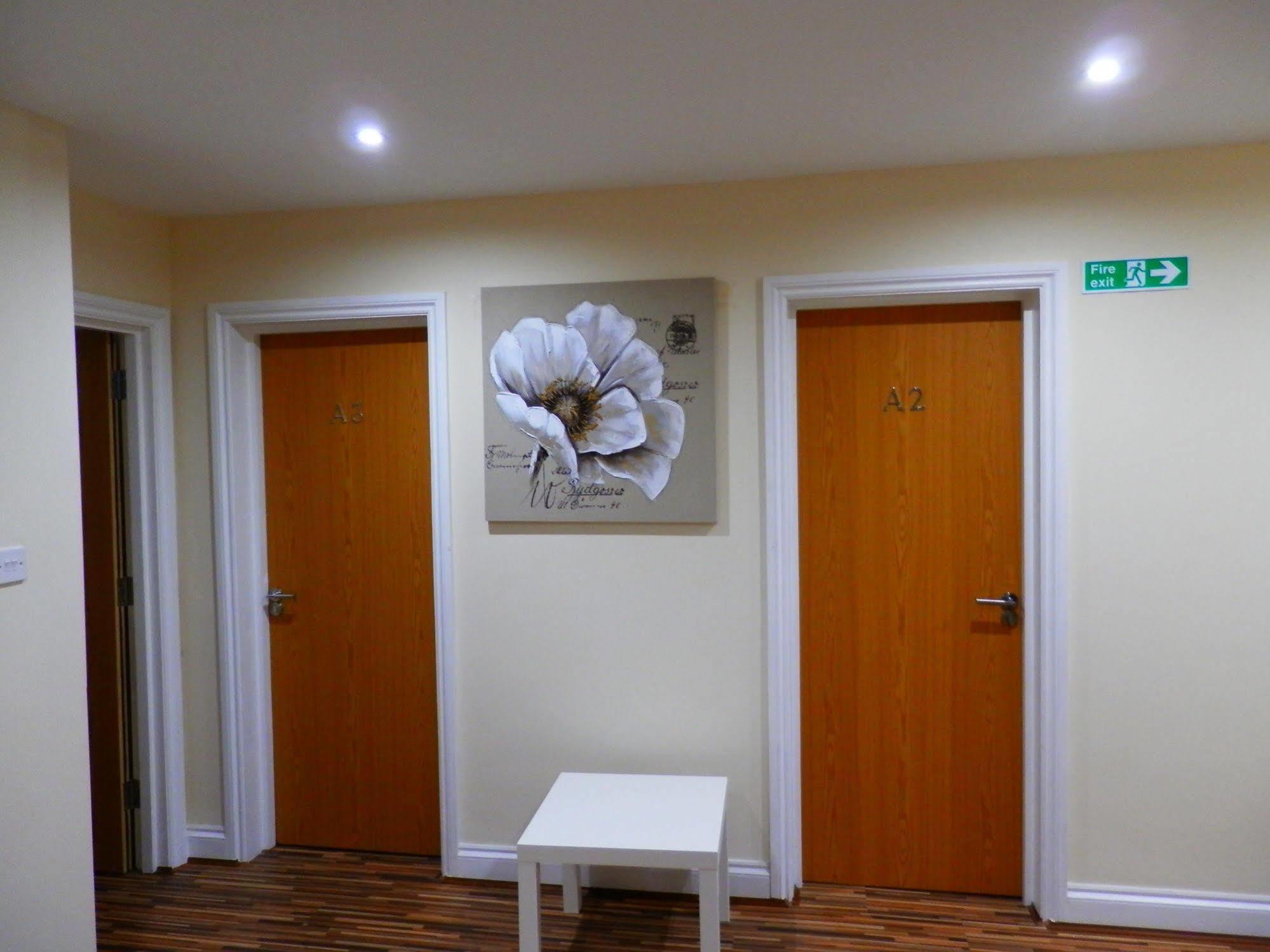 Heathrow Travellers Hub Bed & Breakfast Hounslow Ngoại thất bức ảnh
